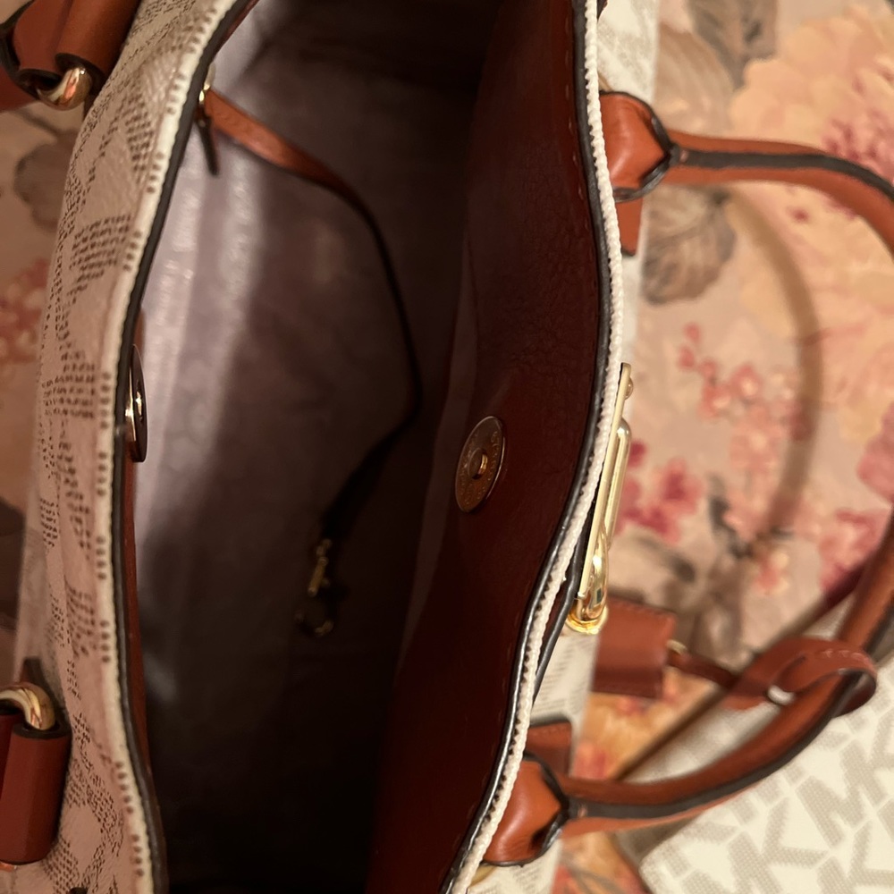 Michael Kors Signature White Handbag with Snap closure - Picture 4 of 9